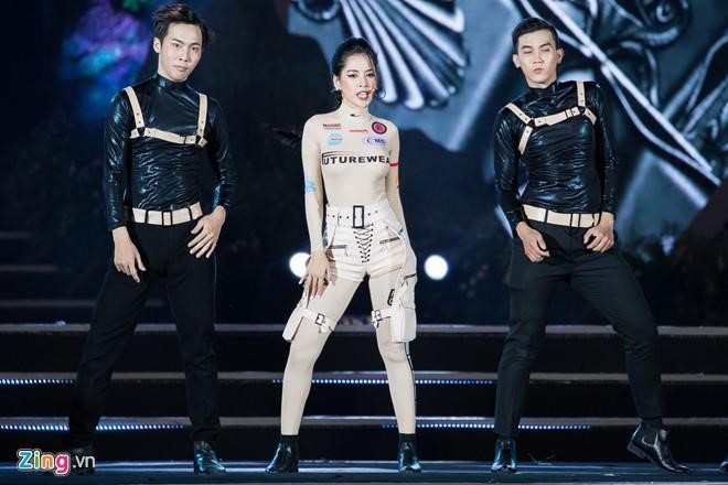Chi Pu biểu diễn cùng vũ đoàn trong đêm chung kết Hoa hậu Thế giới Việt Nam.