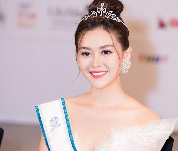 Nguyễn Tường San (sinh năm 2000) là á hậu 2 cuộc thi Miss World Vietnam 2019. Tại cuộc thi, người đẹp 10X gây ấn tượng khi sở hữu gương mặt xinh đẹp cùng phong cách trình diễn tự tin, cuốn hút.