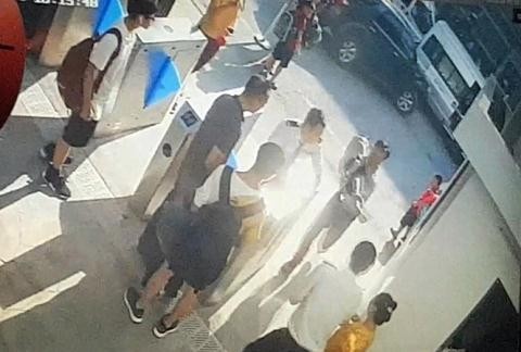 Hình ảnh cắt từ clip ghi lại cảnh cháu bé được bế rời khỏi ô tô.