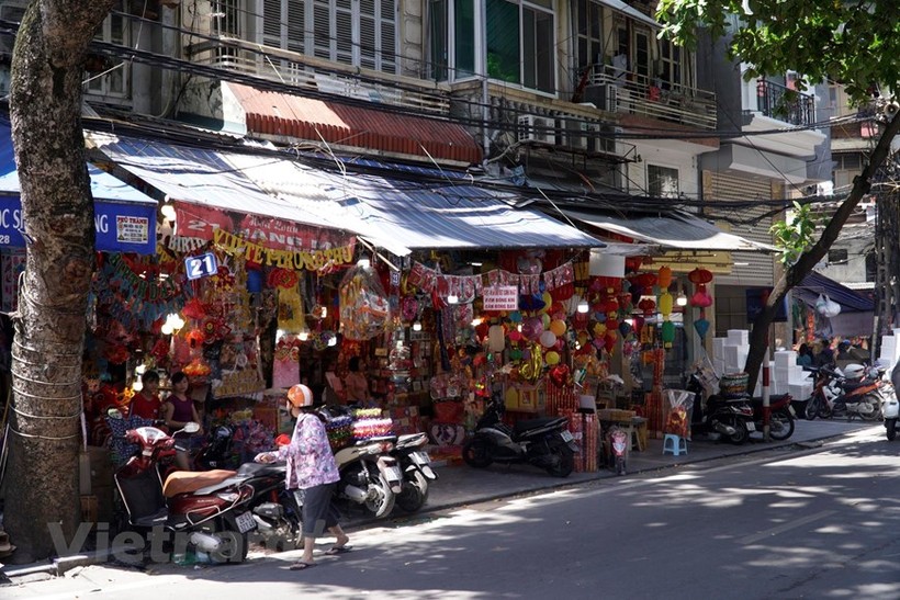 Chỉ còn hai ngày nữa là đến Rằm Tháng Bảy nhưng tình hình buôn bán vàng mã trên phố Hàng Mã, Hà Nội vẫn trong tình trạng ảm đạm. Ảnh: Minh Hiếu/Vietnam+.
