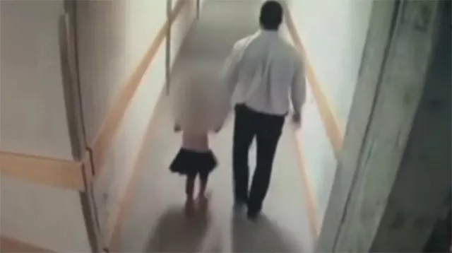 Camera ghi lại hình ảnh bé gái bị Bayati dẫn tới cầu thang thoát hiểm.