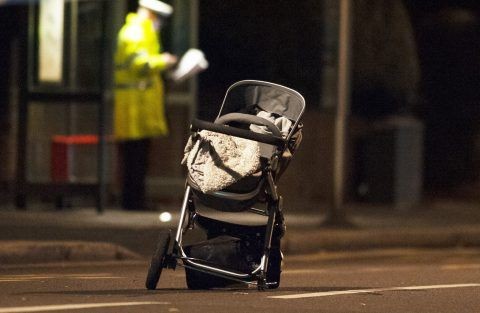 Em bé 3 tháng tuổi bị mẹ bỏ quên trên đường phố suốt 40 phút.

