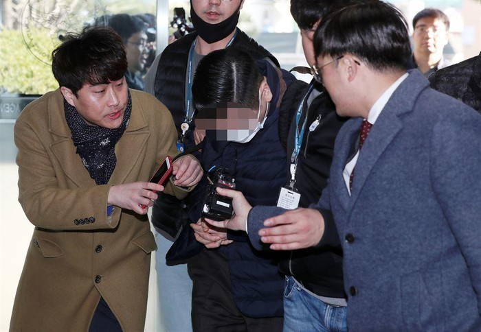 Chey Jong-gun, cháu trai của người sáng lập Tập đoàn SK, được đưa đến Sở Cảnh sát thành phố Incheon với cáo buộc mua và sử dụng cần sa lỏng. (Ảnh: Yonhap).