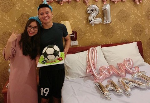 Quang Hải cùng bạn gái đón sinh nhật tuổi 21 của mình.