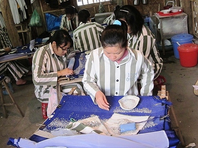 Các nữ phạm nhân trại giam Quyết Tiến trong giờ cải tạo lao động.