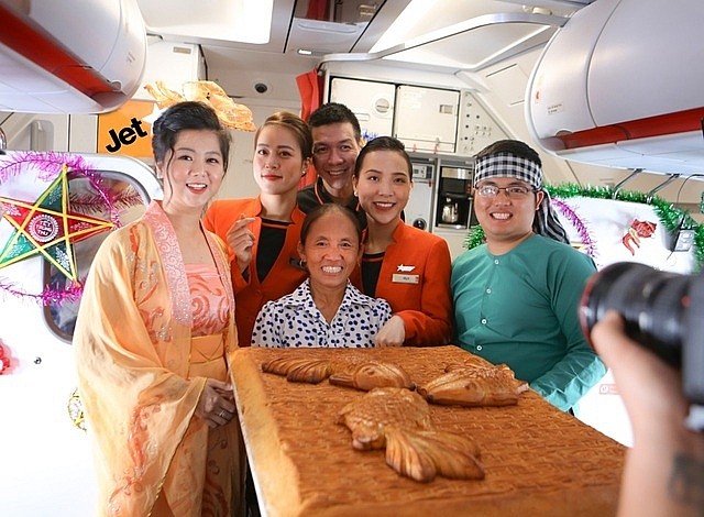 Bà Tân Vlog xuất hiện cùng chiếc bánh Trung thu "Siêu to khổng lồ" trên máy bay Jetstar Pacific. (Ảnh: facebook Jetstar Pacific Airlines).