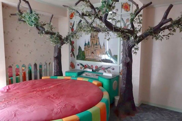 Một căn phòng trong khách sạn trang trí theo chủ đề Disney.