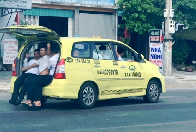 Ô tô của hãng Taxi Vàng "làm xiếc" trên Quốc lộ 1 đoạn gần Sân bay Phú Bài (ảnh Hue-S).