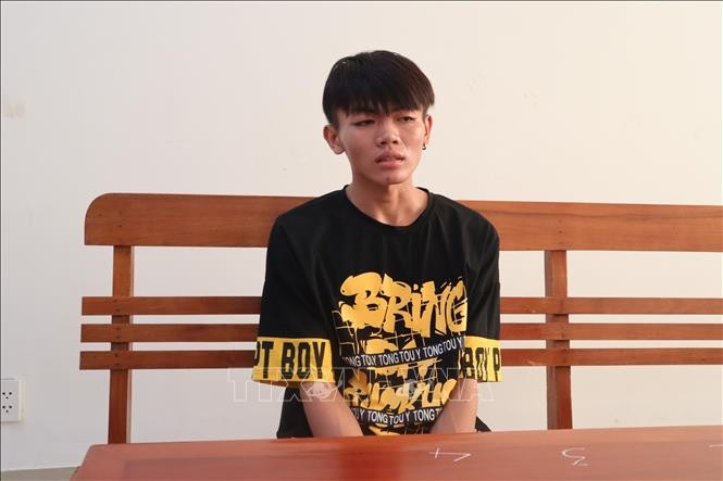 Đối tượng Lê Bảo Chiêu (17 tuổi, ngụ xã Kim Long, huyện Châu Đức) tại trụ sở Phòng Cảnh sát Hình sự, Công an tỉnh Bà Rịa - Vũng Tàu. Ảnh: TTXVN.