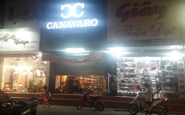 Shop CANAVARO (giữa) hé mở cửa nhưng không bán hàng. Ảnh: Hoàng An.