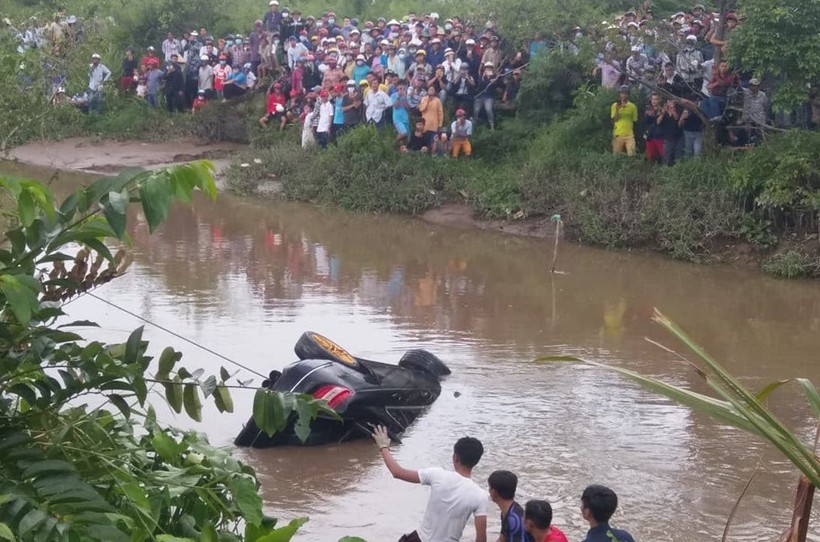 Hiện trường vụ tai nạn ôtô rơi xuống nước khiến 3 người chết ở Tiền Giang. Ảnh: Anh Minh.