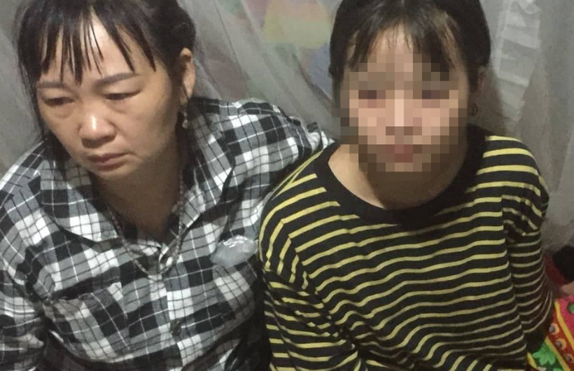 Cháu Tuyền (ảnh phải) đã trở về nhà sau 10 ngày mất tích. 