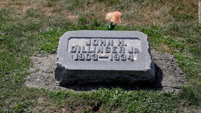 Bia mộ của trùm xã hội đen John Dillinger tại nghĩa trang Crown Hill. Ảnh: AP.