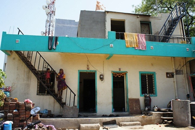 Đây là một ngôi làng nhỏ ở Ahmednagar, Ấn Độ. Nhìn qua nó cũng như biết bao ngôi làng khác, nhưng điều đặc biệt là các ngôi nhà trong làng đều không có cửa. 