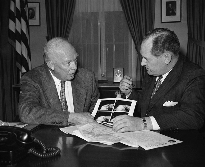 Tổng thống Dwight Eisenhower (trái) và Tiến sĩ T. Keith Glennan, Giám đốc đầu đầu tiên của NASA, thảo luận về những bức ảnh nhận được từ vệ tinh Tires I ở Washington vào ngày 1/4/1960. Ảnh: AP.
