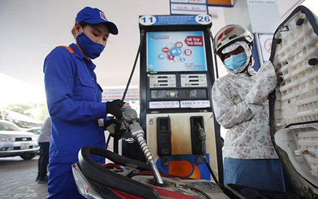 Giá xăng dầu giảm sau khi tăng sốc. 