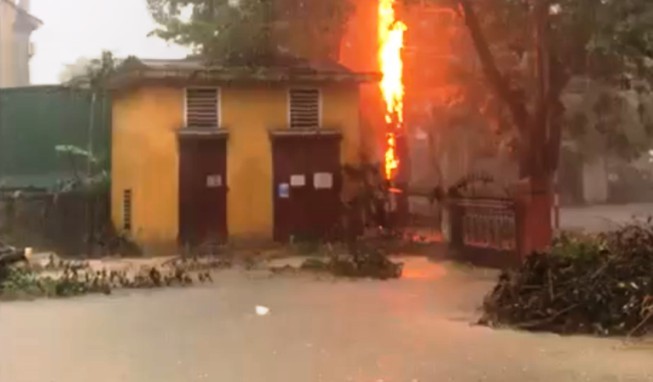 Sét đánh gây cháy trạm biến áp điện ở phường Hưng Dũng (TP Vinh, Nghệ An).