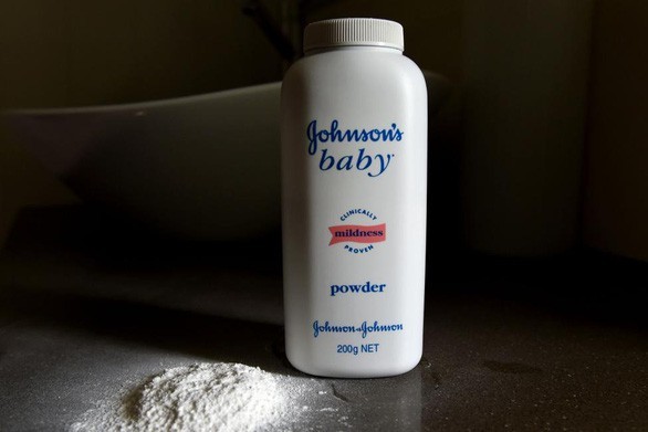 Johnson & Johnson thu hồi 33.000 sản phẩm phấn rôm nghi chứa amiăng. Ảnh: EPA.