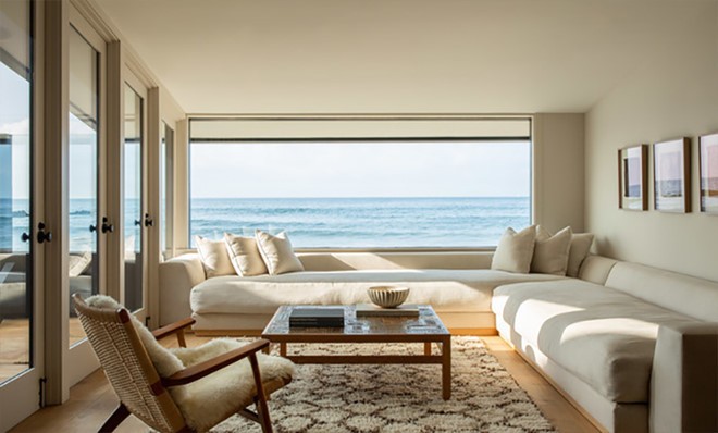 Phòng gia đình ấm cúng với bộ sofa cỡ lớn cùng ô cửa sổ mở ra cảnh sắc đại dương.