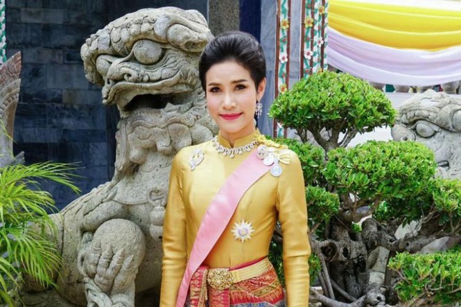 Bà Sineenat Wongvajirapakdi (34 tuổi) sinh ngày 26/1/1985, tại tỉnh Nan (phía Bắc Thái Lan). Bà có biệt danh “Koi”, nghĩa là “ngón tay nhỏ”.