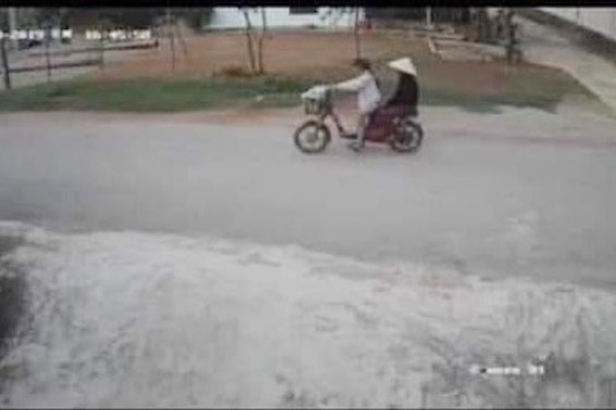 Hình ảnh camera ghi lại cảnh Tâm chở bà nội bằng xe đạp điện trước khi mất tích.