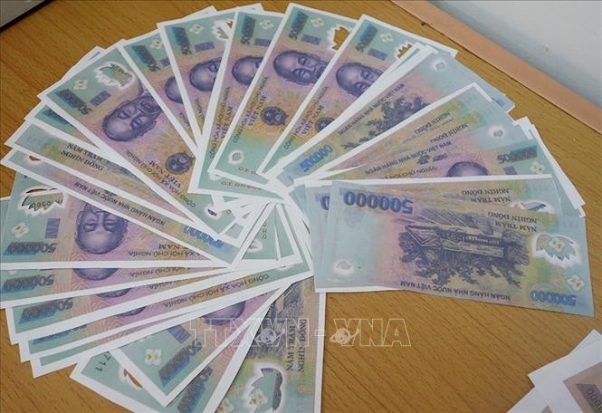Số tiền giả mệnh giá 500.000 đồng bị Cơ quan an ninh điều tra Công an tỉnh An Giang thu giữ ngày 31/10/2019. Ảnh: Công Mạo/TTXVN.
