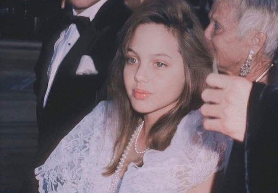 Dù không điểm trang bằng son phấn, gương mặt đẹp của Jolie vẫn khiến người hâm mộ tấm tắc khen ngợi. Cô sở hữu mái tóc nâu bồng bềnh, mượt mà cùng sống mũi cao, đôi mắt xanh hút hồn.