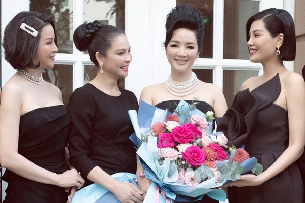 Thủy Hương cùng dàn mỹ nhân đến dự sinh nhật của Hoa hậu Giáng My.