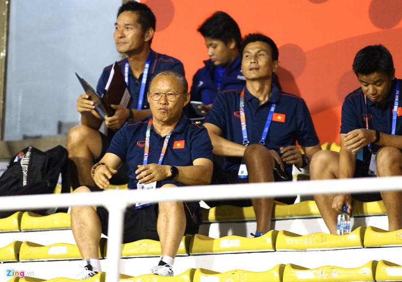 Sau khi giành thắng lợi 4-0 trước U22 Campuchia ở trận bán kết SEA Games 30, đội tuyển U22 Việt Nam có ngày để nghỉ ngơi. Tối 8/12, HLV Park Hang-seo và đội ngũ trợ lý có mặt trên sân Rizal Memorial để cổ vũ cho đội tuyển nữ Việt Nam đối đầu Thái Lan.