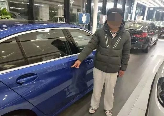 Anh chàng dùng chiếc chìa khóa cào xước một chiếc ô tô trong cửa hàng để ép bố mua cho xe mới.