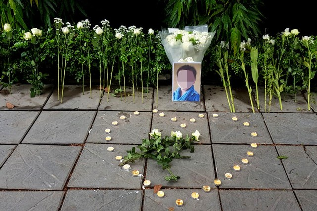 Hoa trắng và nến được đặt để tưởng niệm bé trai tử vong vì bị bỏ quên trên ô tô. Ảnh: PV.