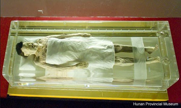 Không chỉ Ai Cập, các chuyên gia tìm được một số xác ướp có niên đại hàng ngàn năm tuổi ở Trung Quốc. Đặc biệt, thuật ướp xác của Trung Quốc chứa nhiều điều bí ẩn. Điển hình là bí mật về sự nguyên vẹn đến khó tin của xác ướp Tân Truy phu nhân.