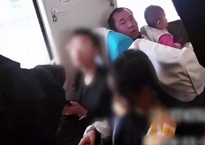 Bé gái 12 tuổi bỏ nhà đi theo bạn trai 15 tuổi bị bắt gặp trên tàu.