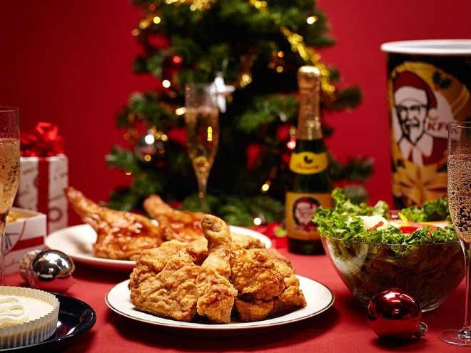 Gà rán (Nhật Bản): Truyền thống ăn gà rán tại xứ sở hoa anh đào bắt đầu vào thập niên 1970. Vào thời điểm đó, chuỗi thức ăn nhanh KFC đã thực hiện chiến dịch quảng cáo với tên gọi Kentucky for Christmas. 