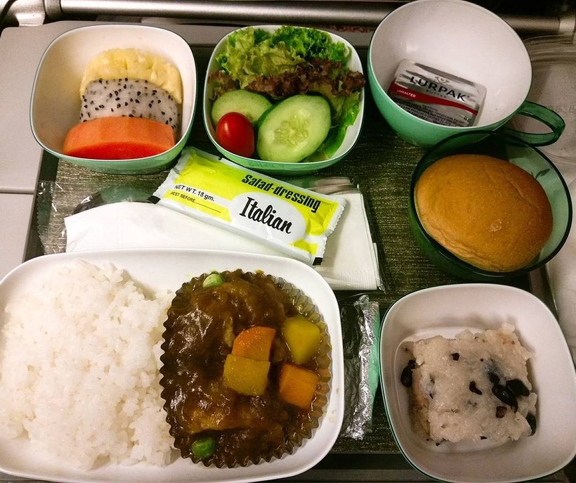 Ngoài những quy định về cân nặng hành lý hay các thủ tục nhằm đảm bảo an toàn trong suốt chuyến bay, chuyện ăn uống cũng là vấn đề được nhiều hành khách quan tâm hàng đầu. Trong đó, không ít người vẫn thắc mắc về bữa ăn của phi công và các tiếp viên. 