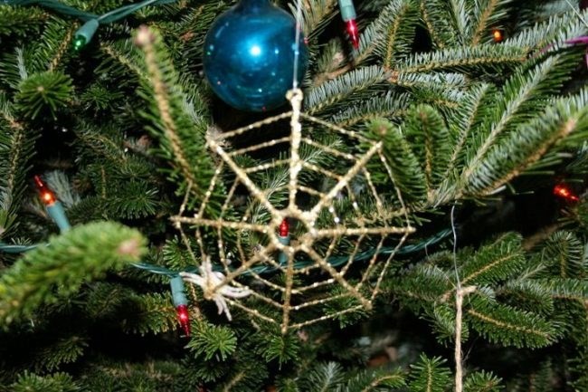 Người Ukraine tin rằng nếu trang trí mạng nhện lên cây thông, gia đình họ sẽ gặp nhiều may mắn và tài lộc khi năm mới đến.