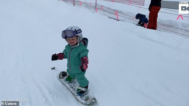 Ngỡ ngàng khả năng trượt tuyết điêu luyện của bé gái 1 tuổi
