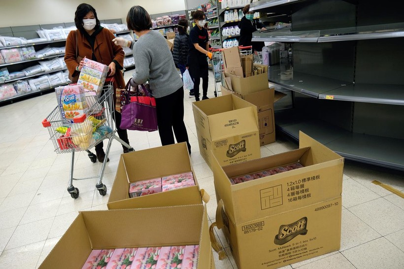 Người dân Hồng Kông (Trung Quốc) đổ xô đi siêu thị mua đồ tích trữ do lo sợ nCoV