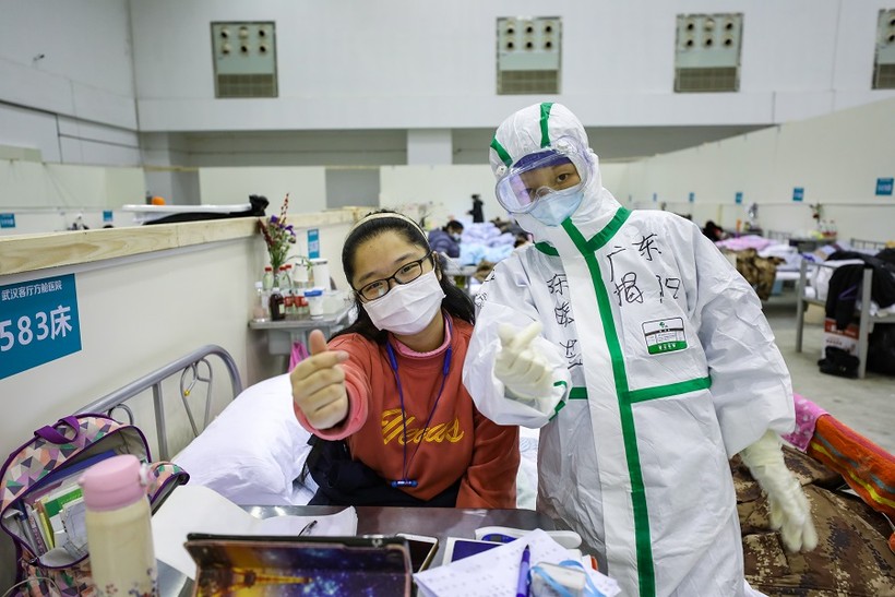 Nữ sinh Trung Quốc miệt mài ôn bài trong bệnh viện dù nhiễm Covid-19