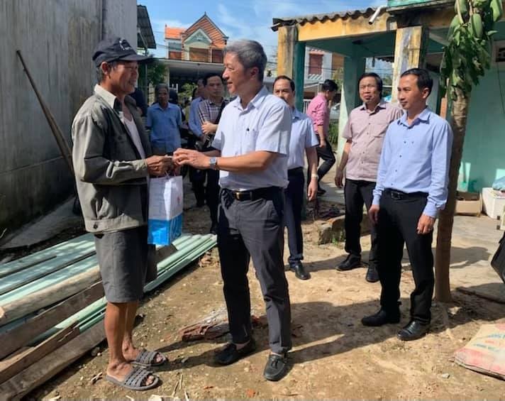 Thứ trưởng Nguyễn Trường Sơn thăm và tặng quà gia đình người dân xã Tam Phú có nhà bị tốc mái do bão. Ảnh: Bộ Y tế cung cấp.