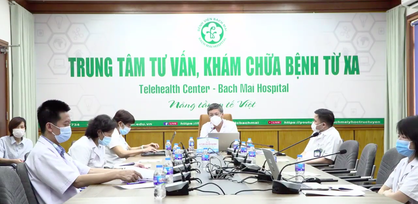 GS.TS Nguyễn GIa Bình chủ trì buổi khám chữa bệnh từ xa.
