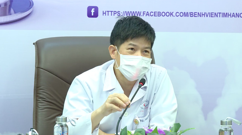 PGS.TS Nguyễn Sinh Hiền - Giám đốc Bệnh viện Tim Hà Nội chủ trì buổi khám chữa bệnh từ xa.