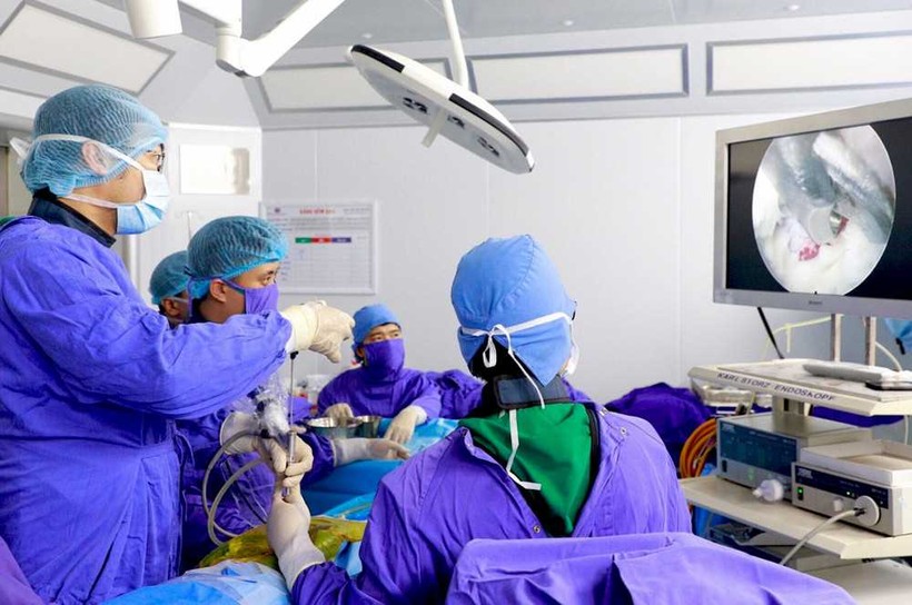 Phẫu thuật vi phẫu - nội soi lấy nhân thoát vị đĩa đệm cột sống cho bệnh nhân tại Bệnh viện Đa khoa tỉnh Quảng Ninh.