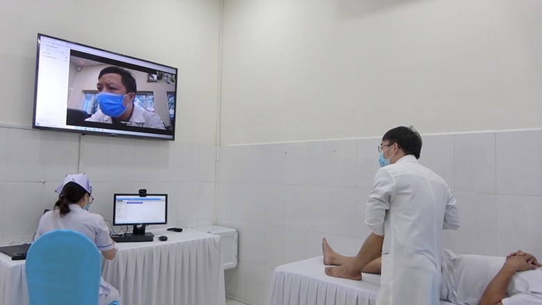 Một ca hội chẩn trực tuyến có sự tham gia của bác sĩ đầu ngành đến từ Bệnh viện Đại học Y Hà Nội.