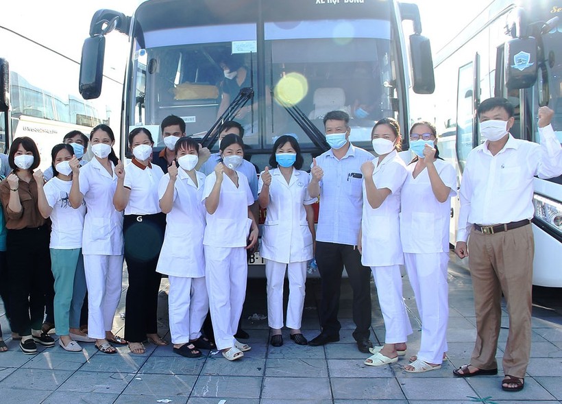Các thầy thuốc lên đường hỗ trợ tỉnh Hà Nam chống dịch vào tháng 9.
