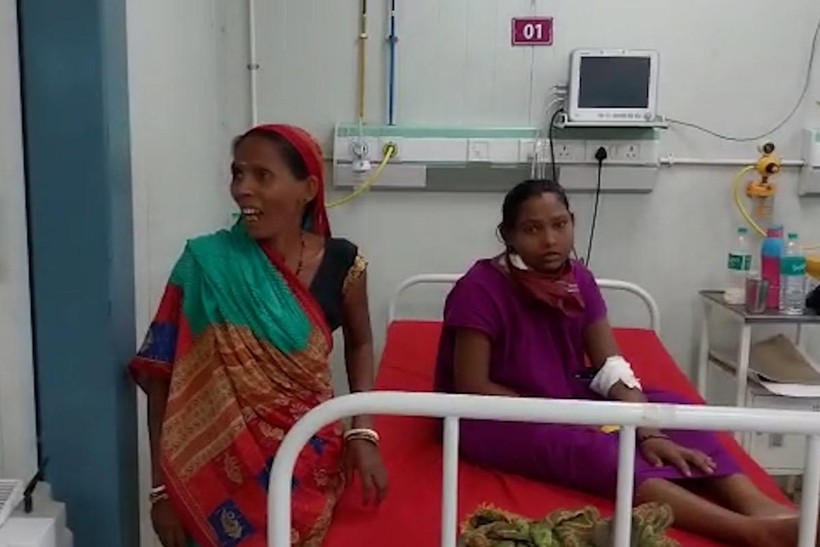 Sunita Devi (phải) hiện phải lọc máu liên tục.