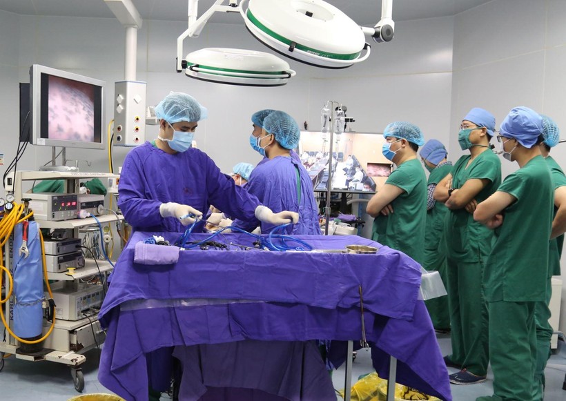 Các bác sĩ Bệnh viện Đa khoa tỉnh Quảng Ninh thực hiện ca mổ dưới sự tư vấn phẫu thuật từ xa của chuyên gia Bệnh viện Việt Đức qua hệ thống teleheath. Ảnh: BVCC.