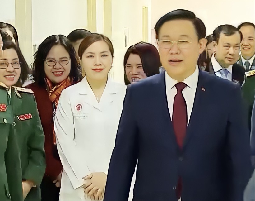 Chủ tịch Quốc hội Vương Đình Huệ thăm Bệnh viện Trung ương Quân đội 108. 