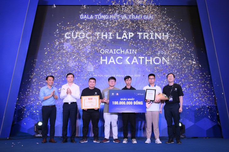 Bí thư Trung ương Đoàn Nguyễn Minh Triết (thứ hai từ trái sang) trao giải cho nhóm sinh viên và kỹ sư đạt giải nhất cuộc thi lập trình Oraichain Hackathon 2023. Ảnh: BTC.