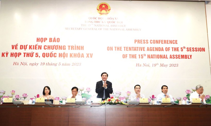 Tổng Thư ký Quốc hội, Chủ nhiệm Văn phòng Quốc hội Bùi Văn Cường chủ trì họp báo.